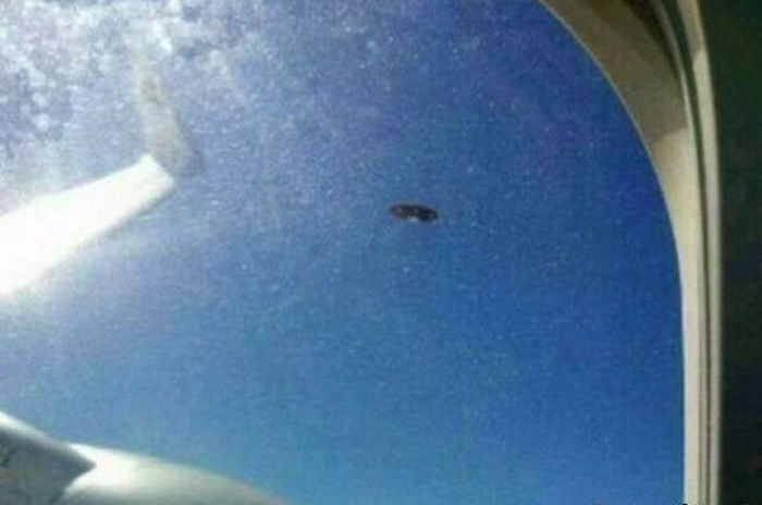 Пассажиры самолета сняли на видео НЛО над Австралией