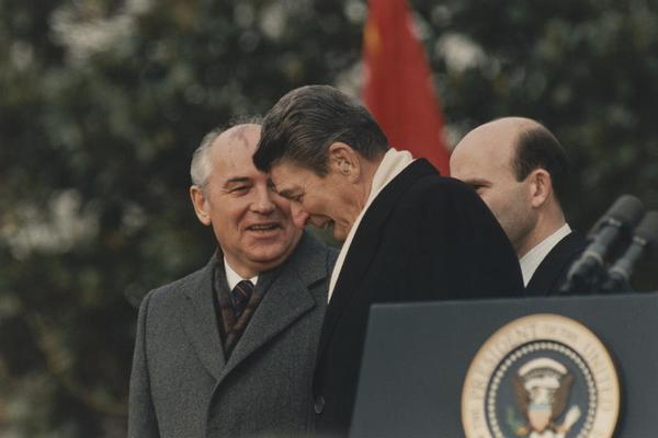 Рональд Рейган предлагал Михаилу Горбачёву вместе бороться с пришельцами